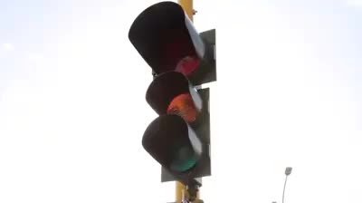 Video: il semaforo diventa rosso. Arrivano i lavavetri